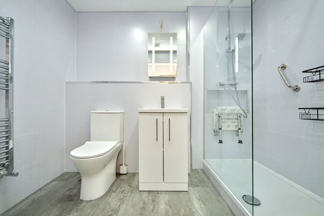 Apt 5, 79 Wigan Road, Wigan photo 4