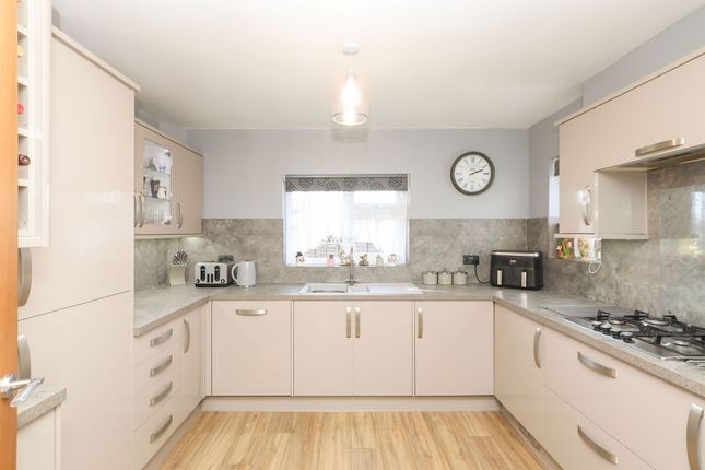 8 Foxglove Close, Chesterfield photo 3