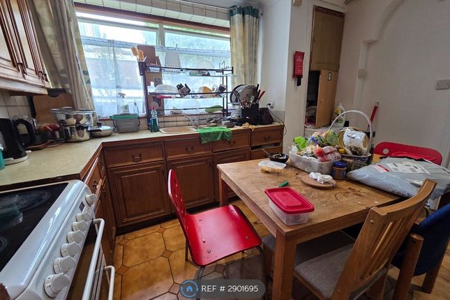 Flat, Finwhale House Glengall Grove, London photo 4