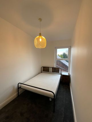 Room to rent in Victoria Road, Quarry Bank, Brierley Hill