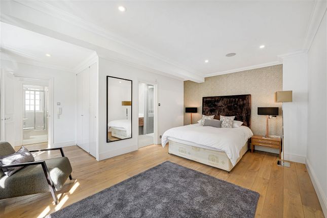 Mews house to rent in Red Lion Yard, Mayfair, London