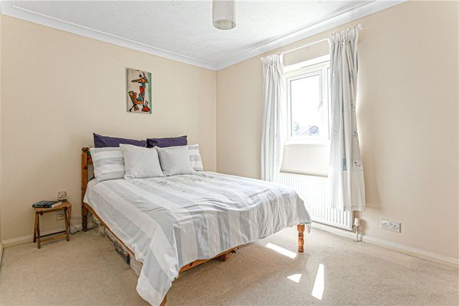 70, Grove Court, Egham photo 4