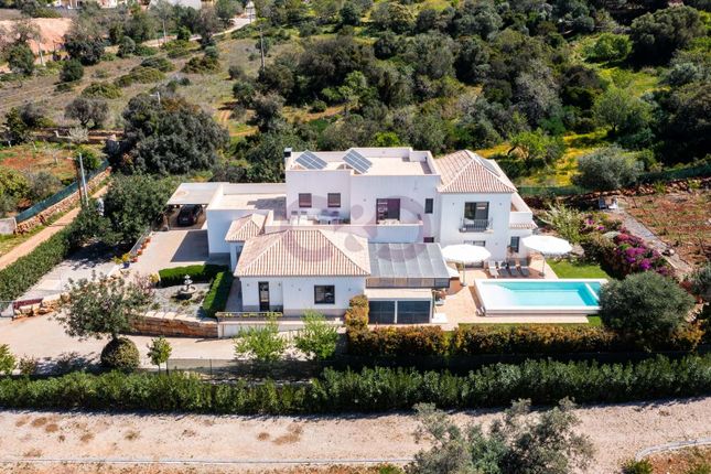 Villa for sale in Areeiro, Almancil, Loulé Algarve