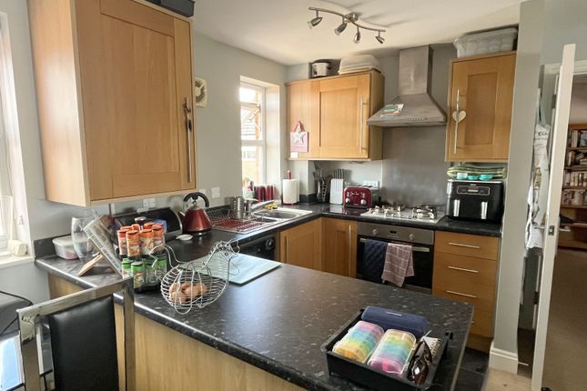 33 Hazel Avenue, Walton Cardiff, Tewkesbury photo 4