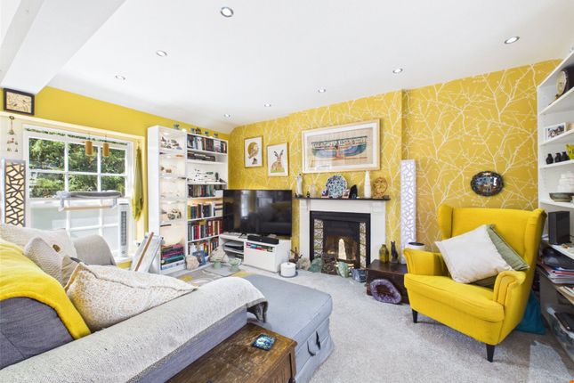 Flat 4, 17, St Johns Lane, Gloucestershire photo 3