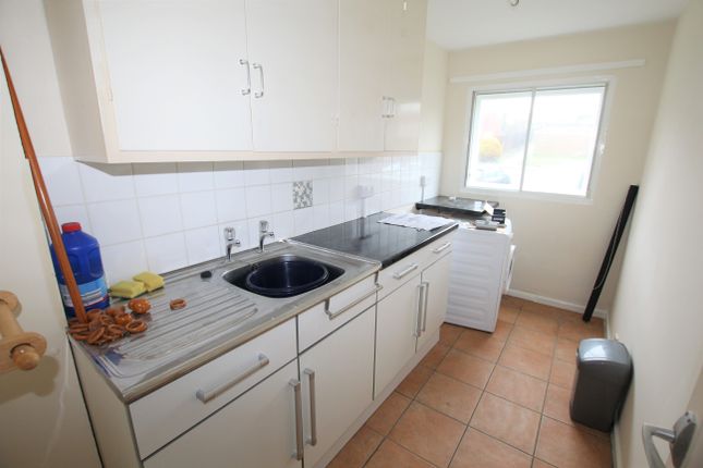 Flat to rent in Sedlescombe Gardens, St. Leonards-On-Sea