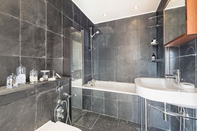 Flat to rent in Creston House, 12 And 13 Kensington Court, Kensington, London