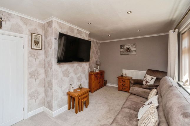 8, Red Lion Crescent, Cannock photo 4