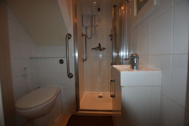 Flat 2, 28 Newlands Close, Wembley photo 3
