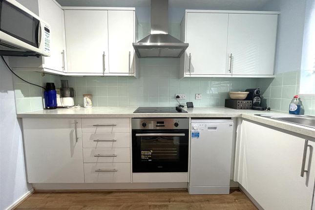 11, Hilton Court, Horley photo 4