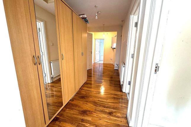 24,First Floor, Ash Grove, Southall photo 4
