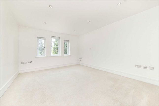 Flat 16, Woodham Place, Sheerwater Road, Addlestone photo 4