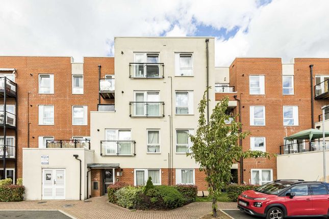 Flat for sale in Spelthorne Grove, Sunbury-On-Thames