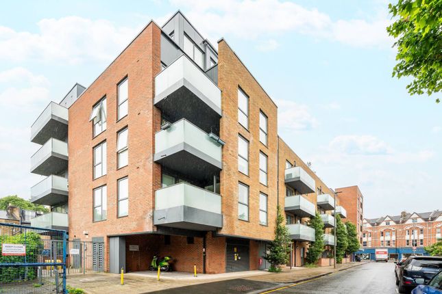 Thumbnail Flat to rent in Oldridge Road, Balham, London