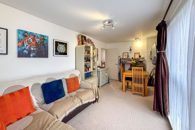 Flat 10, Hornbeam Court Laburnham Close, Barnet photo 4