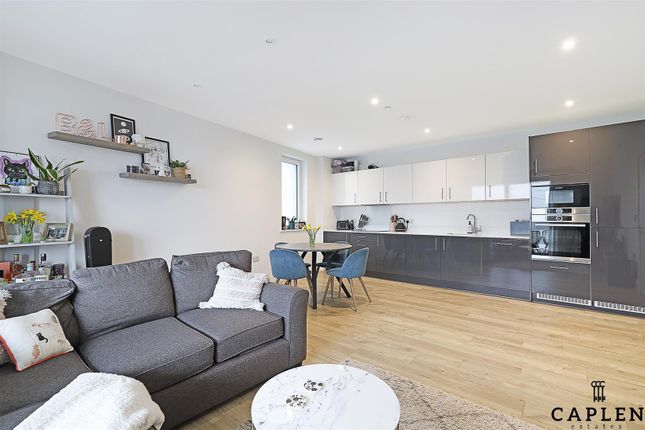 Thumbnail Flat for sale in Beck Square, London