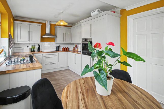 8, Highfield, Woodford photo 4