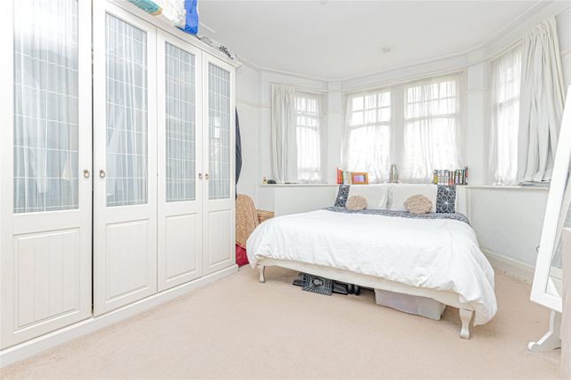 Flat to rent in Forest Rise, London