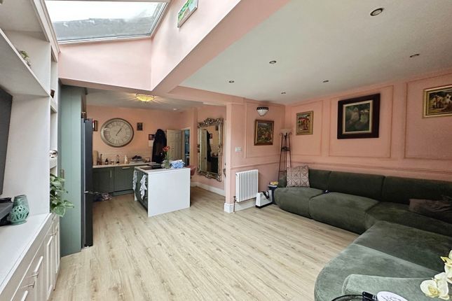 220, Gordon Avenue, Surrey photo 4