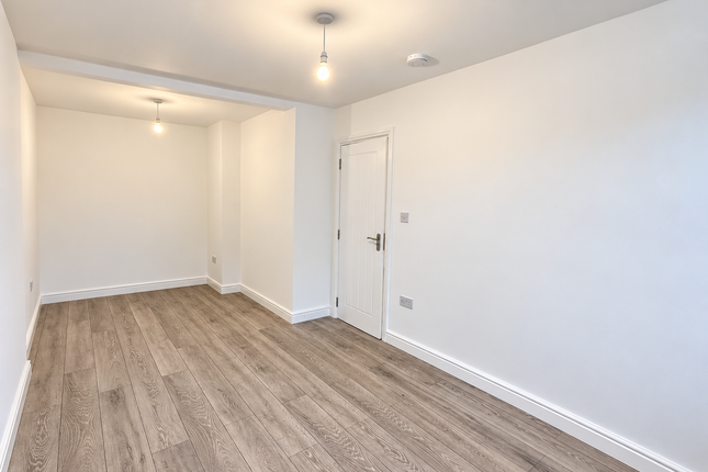 Oakwood Avenue, Southall photo 5
