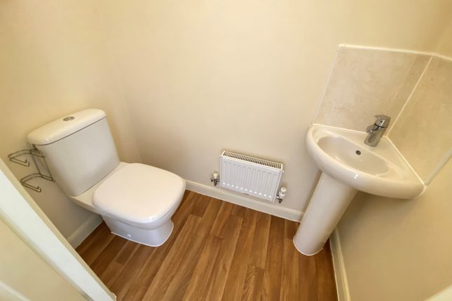 Town house to rent in Suffolk Way, Church Gresley, Swadlincote