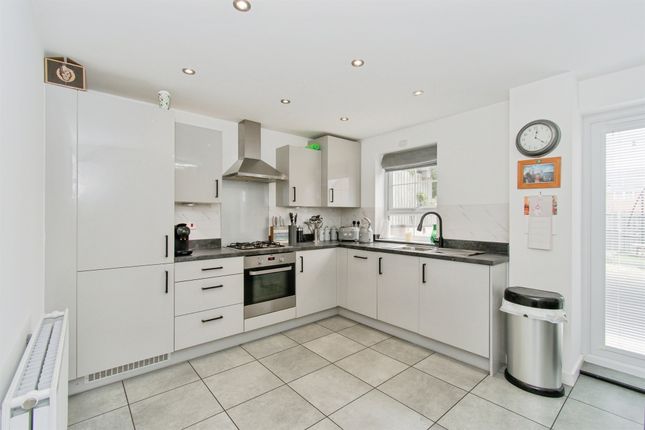 27, Ramsden Crescent, Pontefract photo 3
