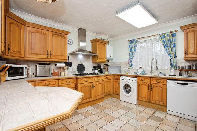 9, Frobisher Close, Bushey photo 2