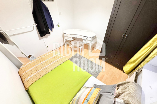 Room 2, 6 Garnet Walk, London photo 5