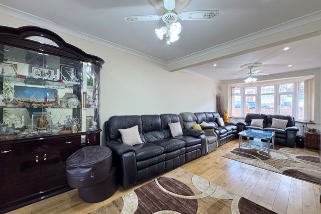 45 Grange Hill, Edgware photo 2