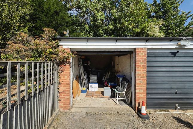 36 Churchill Road, Edgware photo 4