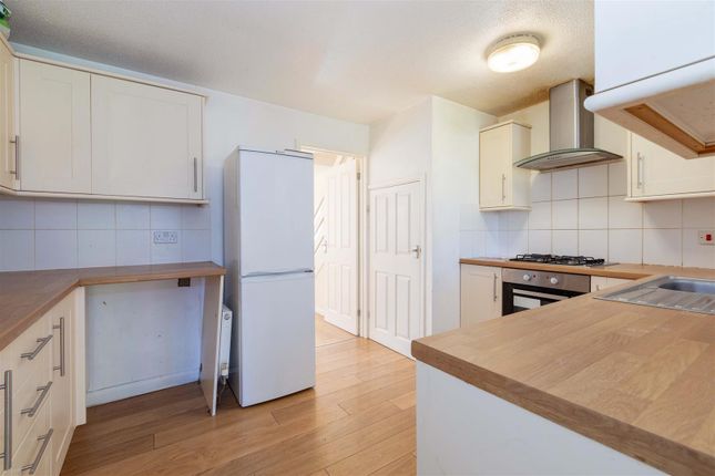16, Braemar Gardens, Slough photo 3