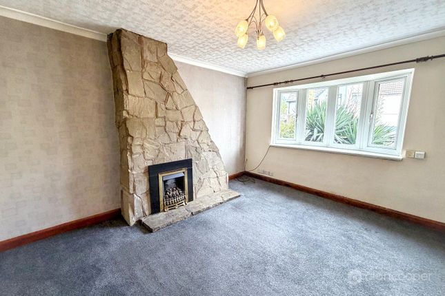 69 Ivanhoe Avenue, Nuneaton, Warwickshire photo 2