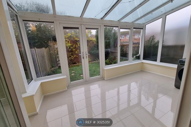 Kingfisher Drive, Staines-Upon-Thames photo 4