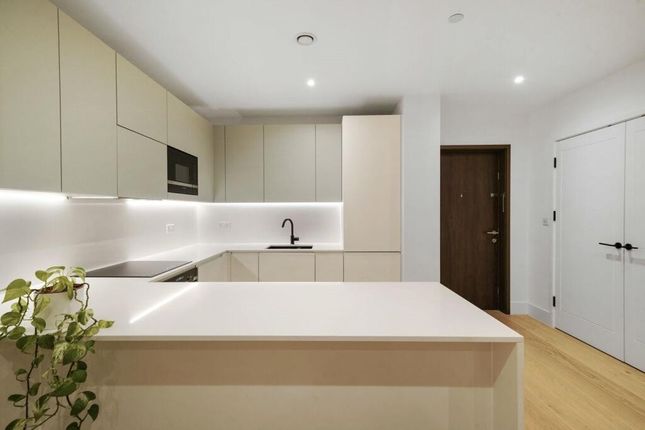 2-bed flat on Flat 604, Lily House, Brentford, £625,000