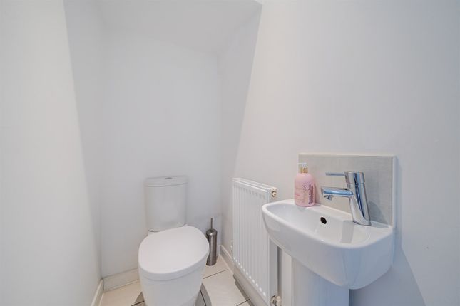25, Wells Croft, Broadbridge Heath, Horsham photo 4
