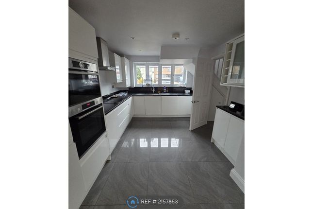 21, Kings Drive, Edgware photo 2