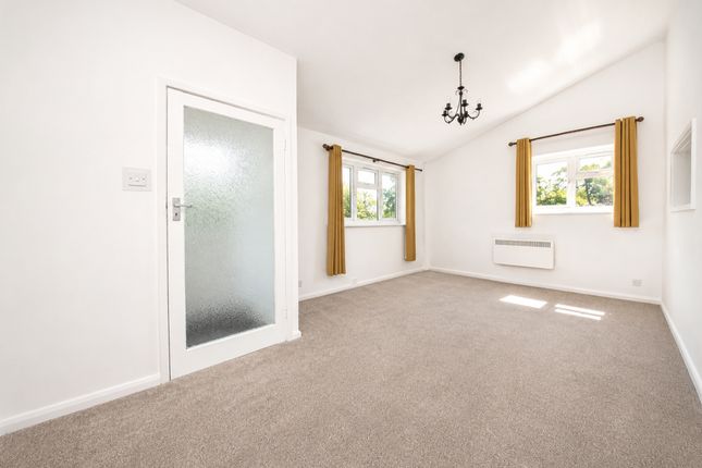 11a The Parade, Reading Road, Yateley photo 4