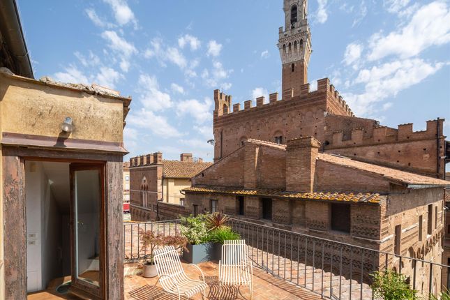 Thumbnail Apartment for sale in Piazza Del Campo, Siena, Tuscany, Italy