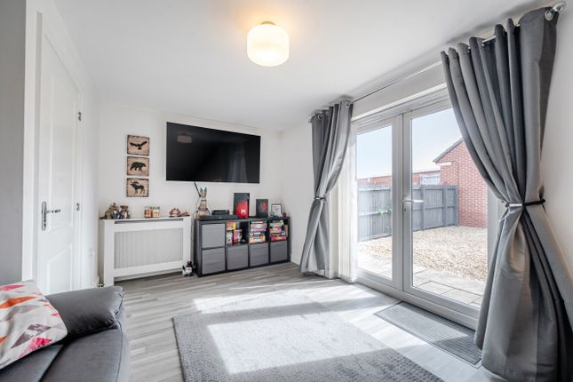 33, Round Hill Road, West Yorkshire photo 4