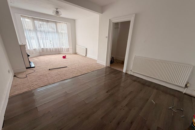 25, Weedon Road, NORTHAMPTON photo 5