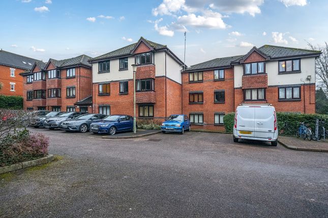 1-bed flat on White Rose Lane, Woking GU22, £220,000