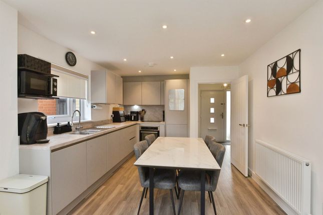 11, White Grove, Milton Keynes photo 2
