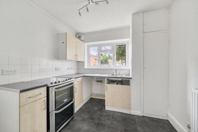 Nell Gwynne Avenue, Berkshire photo 4