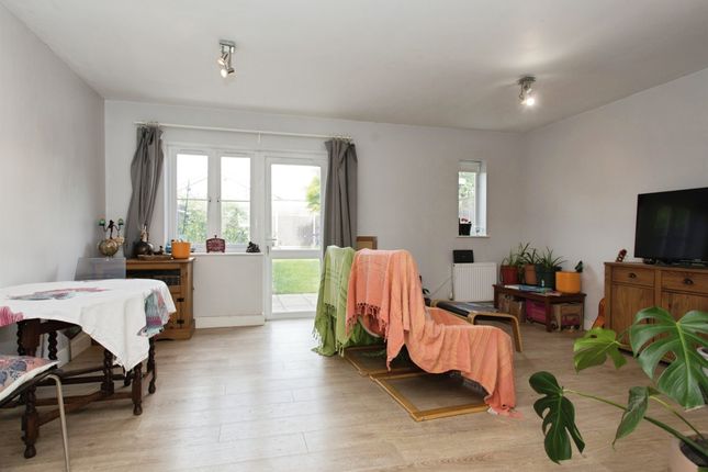 13, Moorlands Close, Royston photo 3