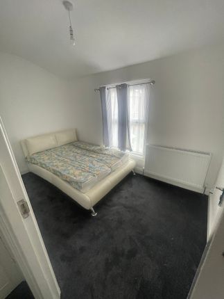 Flat to rent in Claremont Road, London