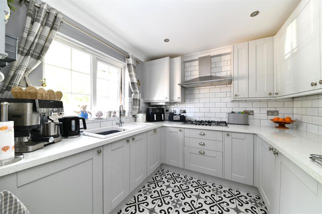 46, Tates Way, Stevenage photo 4