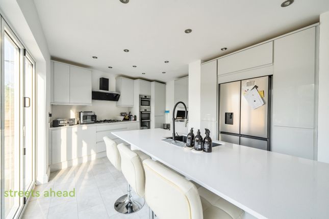 6, Grove Wood Hill, Coulsdon photo 5