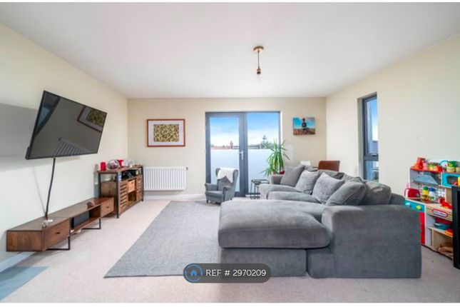 Flat, Fielding House Cairns Avenue, London photo 4
