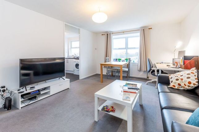 Flat to rent in Barker Drive, London