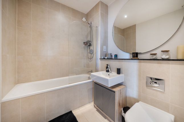 310, Lumiere Apartments, 58, St. John's Hill, London photo 4